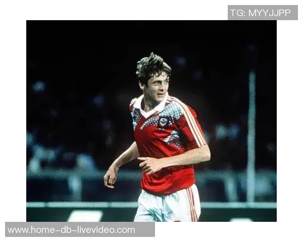 足球传奇巨星的辉煌岁月与不朽成就揭秘球迷心中的永恒偶像